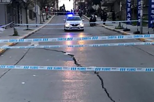 Esenyurt'ta yolda ve bir binada çatlaklar oluştu