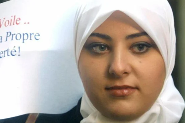 Fransa'da mahkeme başörtüsü nedeniyle işten çıkarılan kadını haklı buldu
