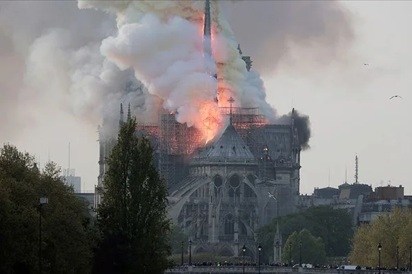Fransa'da Notre Dame Katedrali'nde yangın! Çatısının tamamı çöktü