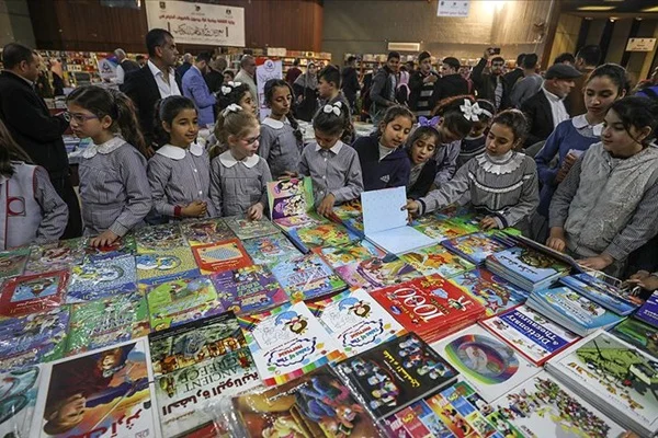 Gazze'de ablukanın gölgesinde kitap fuarı açıldı