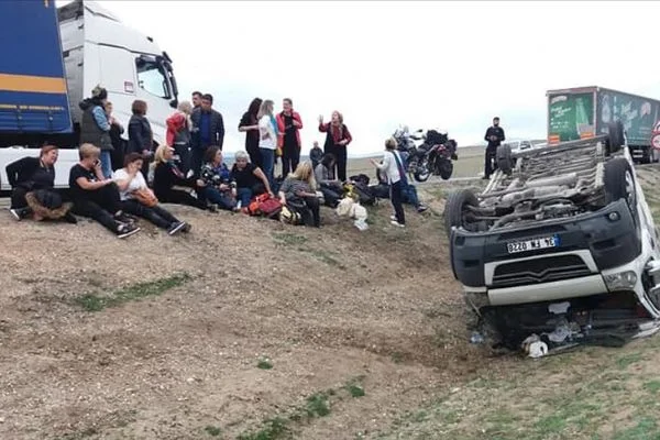 Geziden dönenleri taşıyan midibüs devrildi: 11 yaralı