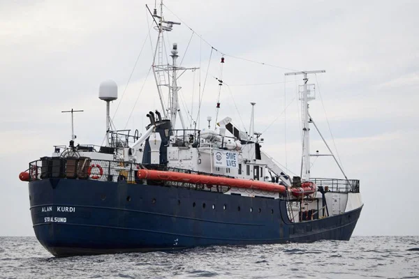 Göçmenleri taşıyan 'Alan Kurdi' gemisi 5 gündür denizde bekletiliyor