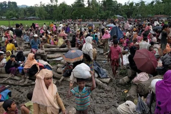 İİT Bangladeş'teki Arakanlı Müslümanlara yardım gönderdi