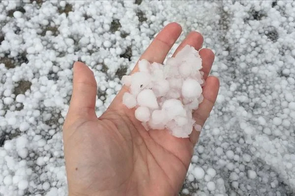 İzmir'de dolu ve sağanak etkili oldu