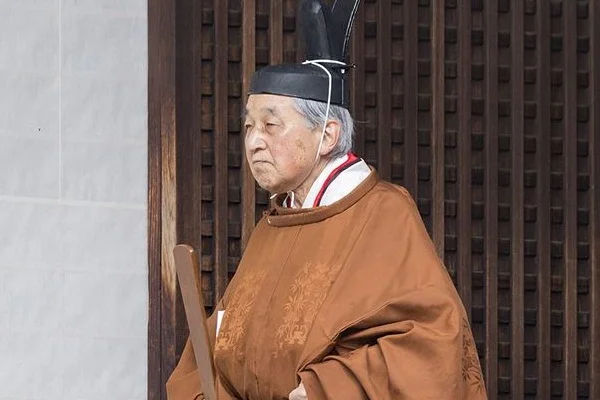 Japonya İmparatoru tahtı bıraktı