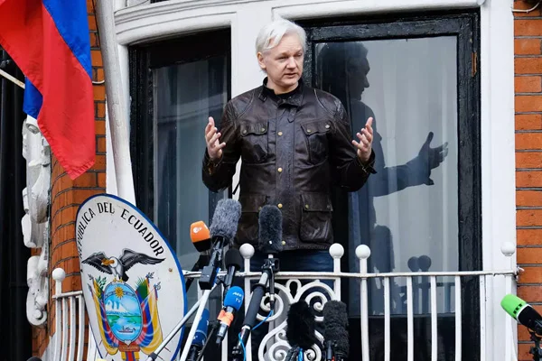Julian Assange, yaşadığı Büyükelçilik binasından çıkarıldı mı?