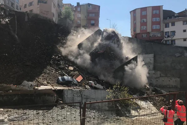 Kağıthane'de bina çöktü