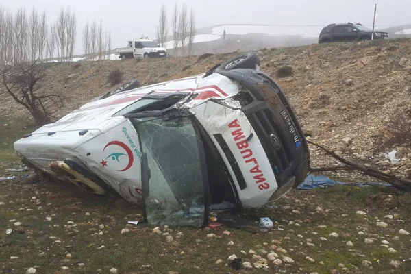 Karaman'da ambulans devrildi: 3 yaralı