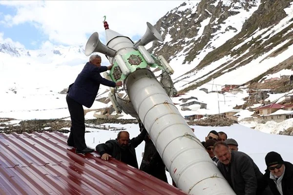 Kışın yatırdıkları minareyi kaldırdılar