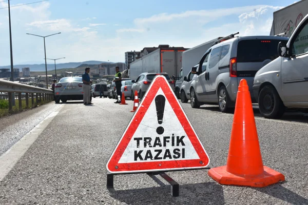 Kocaeli'de TIR devrildi, İstanbul yönü kapandı