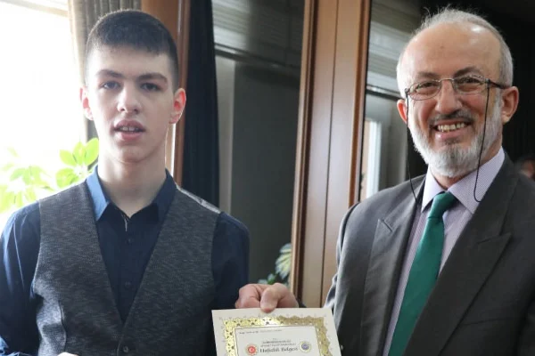 Kur'an-ı Kerim'i ezberleyen otizmli genç hafız oldu