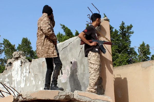 ''Libya hükümeti Trablus Havalimanı'nı bombaladı''