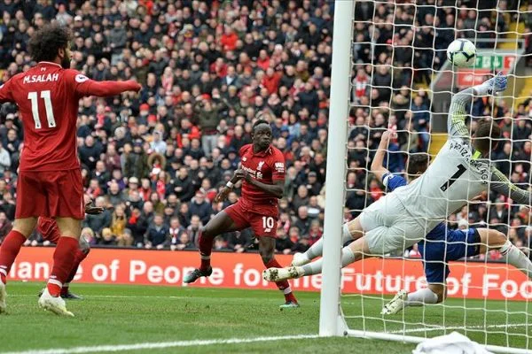 Liverpool da Manchester City de yarıştan kopmuyor