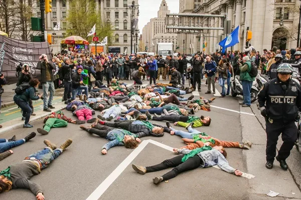 Londra'da 460 çevreci gözaltında