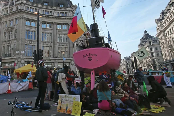 Londra'da eylemler bastırılamıyor: Gözaltı sayısı 700'e dayandı
