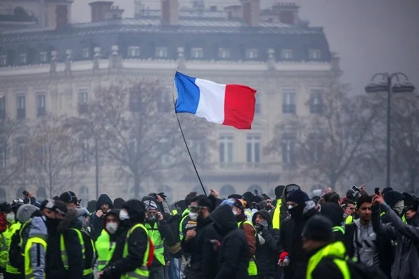 Macron, sarı yeleklilere karşı polise 'vur' yetkisi verdi