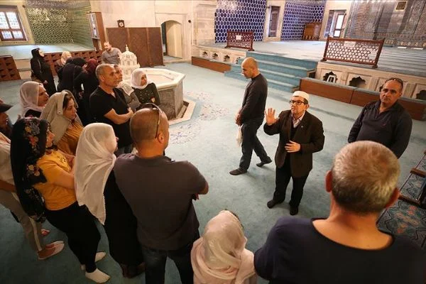 Makamlarıyla okuduğu ezanla ziyaretçileri hayran bırakıyor