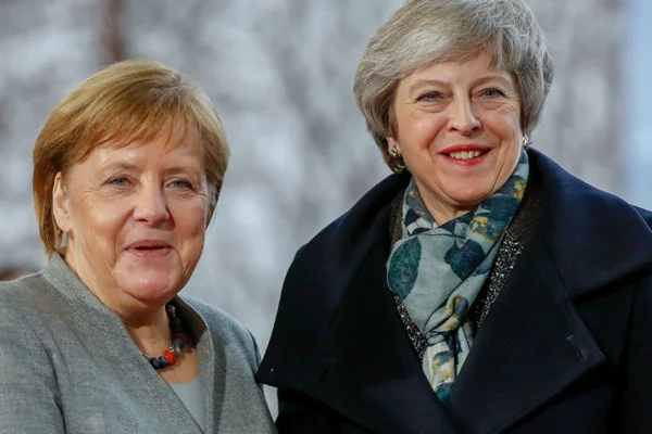 Merkel, Berlin'e gelen May'i karşılamadı