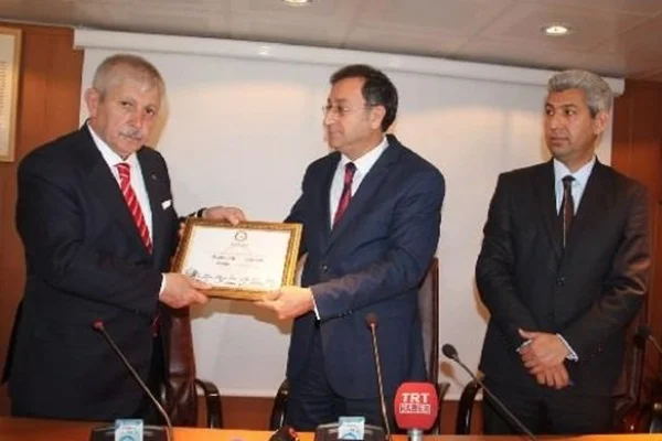 MHP'li başkan makam odasının kapısını söktürdü