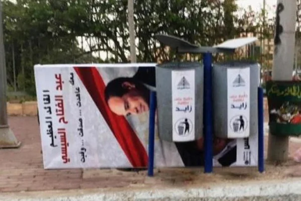 Mısırlılar, darbeci Sisi'nin astırdığı afişleri söküyor