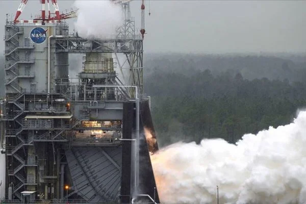 NASA, Ay seferlerinde kullanacağı roket motorunu test etti
