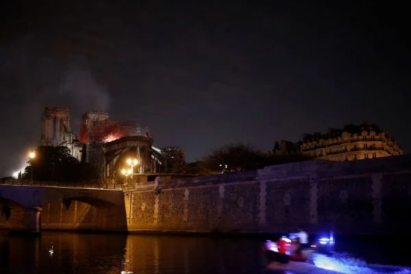 Notre Dame Katedrali'ndeki yangın 8.5 saat sonra söndürüldü