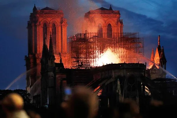 Notre Dame Katedrali yöneticisi geçici katedral öneriyor