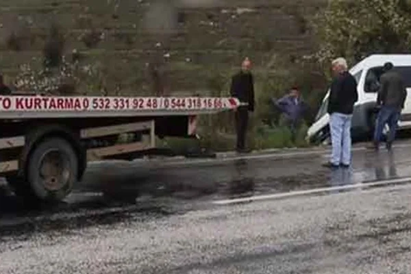 Öğrencileri taşıyan servis devrildi: Yaralılar var