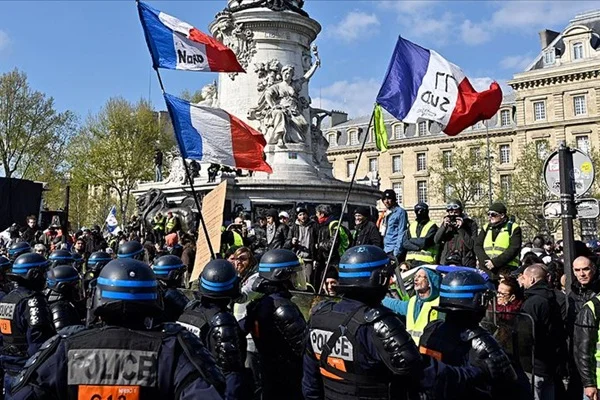 Paris'te 'polise ırkçı muamelelerde bulunma talimatı verildiği' iddiası