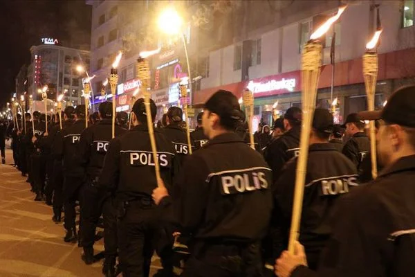 Polisler meşaleli ve atlı yürüyüş yaptı