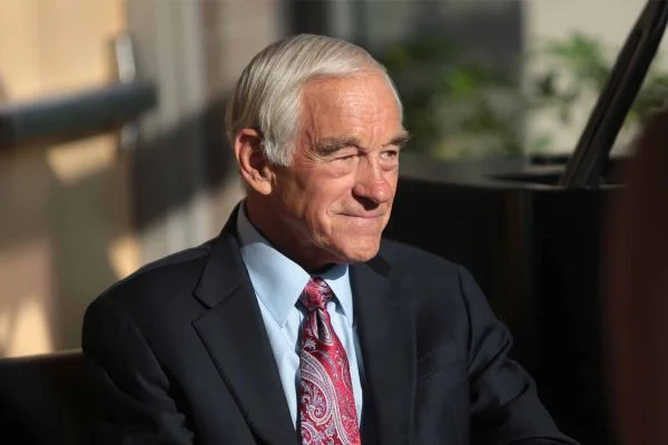 Ron Paul: Ekvator Devlet Başkanı Assange'yi Amerika'ya sattı