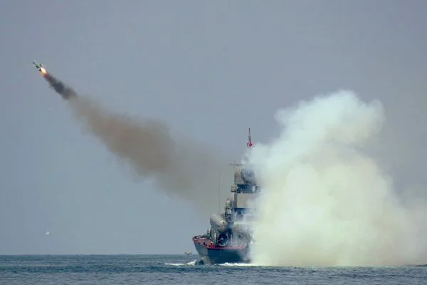Rus gemileri Karadeniz'de füze atışı yaptı