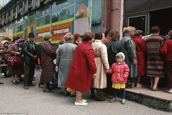 Rusya Kamuoyu Araştırma Merkezi : Rusların en büyük korkusu fakirleşmek
