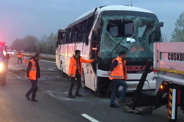 Sakarya'da yolcu otobüsü devrildi: 30 yaralı
