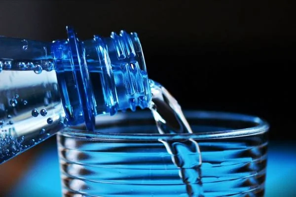 'Ses sağlığınız için günde 2 litre su için'
