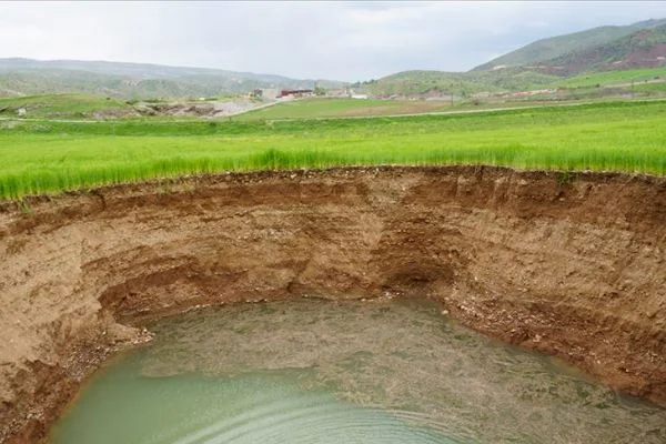 Siirt'te buğday tarlasında 40 metre çapında obruk oluştu