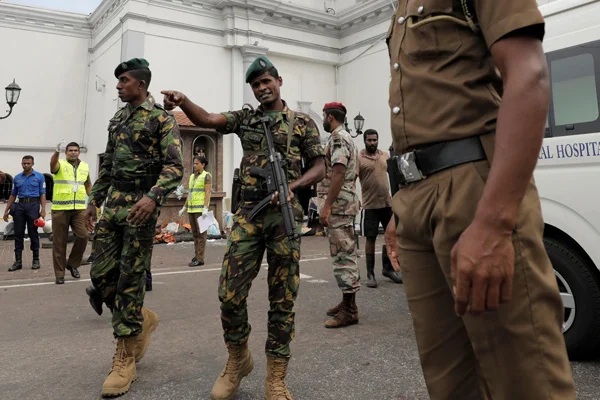 Sri Lanka'da bir eve polis baskını: Çatışmada 6'sı çocuk 15 kişi öldü