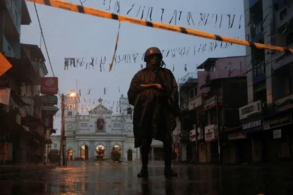 Sri Lanka'da kiliseler pazar ayinlerine kapatıldı