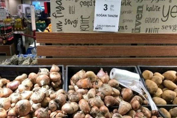 Stokçular ellerinde kalan çürük soğanları satışa çıkardı
