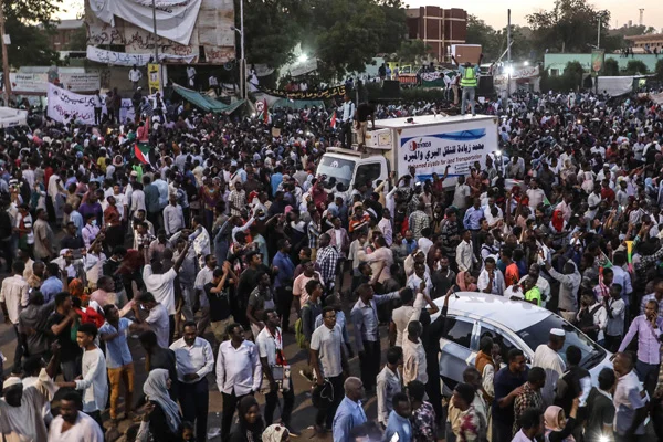 Sudan'da halk sivil yönetim için meydanlarda