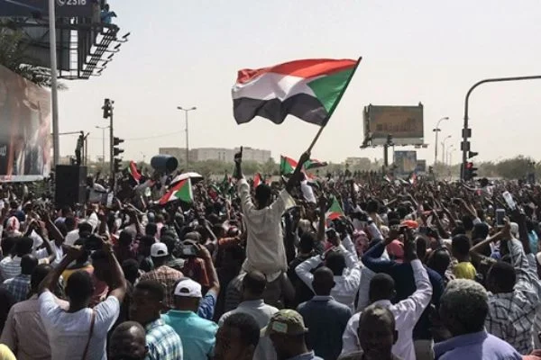 Sudan'da halk sokaklarda