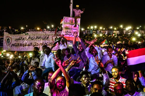 Sudan'daki göstericilerden Suudi Arabistan ve BAE'ye: İşlerimize karışmayın