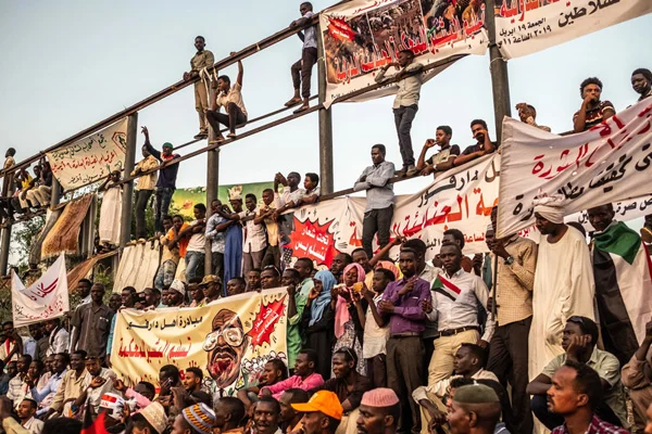 Sudan protestocuları arasında generalin oğlu da vardı