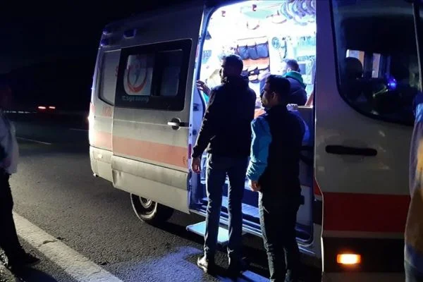 Taraftar minibüsü tırla çarpıştı: 10 yaralı