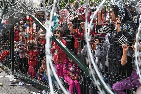 The Guardian gazetesi: Macaristan Sınırdaki mültecileri aç bırakıyor