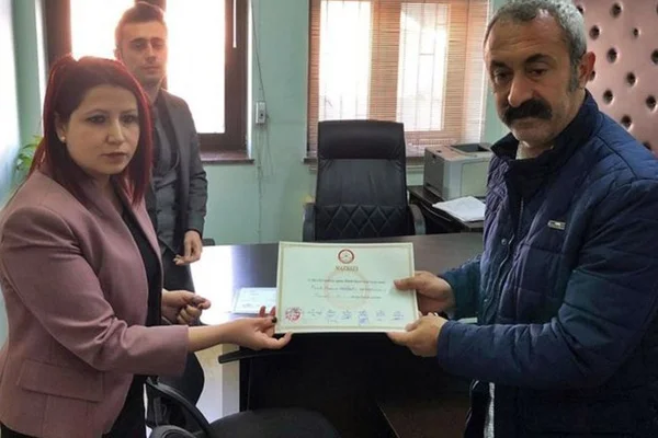Tunceli Belediye Başkanı seçilen TKP'li Maçoğlu mazbatasını aldı