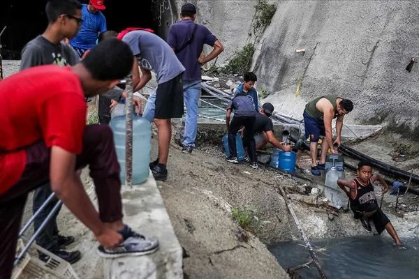 Venezuela'da elektrik kesintisinin yol açtığı su sıkıntısı sürüyor