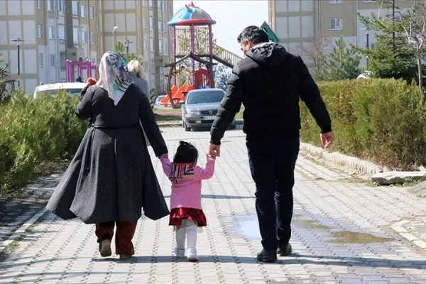 Yetiştirme yurdunda büyüdü kimsesiz çocuğa kucak açtı