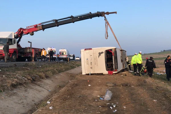 Yolcu otobüsü devrildi: Çok sayıda yaralı var