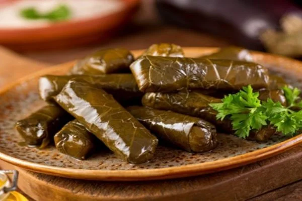 Zeytinyağlı yaprak sarması nasıl yapılır?